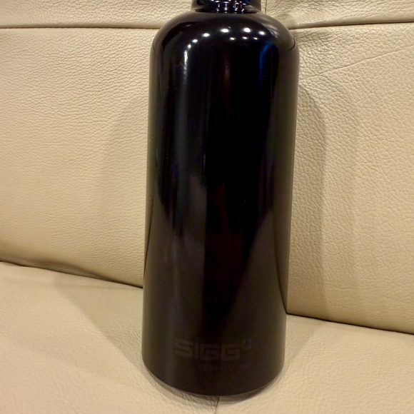Authentic YSL Saint Laurent Sigg Water Bottle Black Aluminum Travel 20oz / 0.6L - Picture 3 of 6